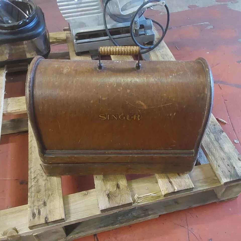 VINTAGE SINGER HAND CRANK SEWING MACHINE