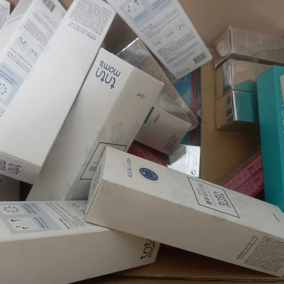 BOX OF APPROX 20 ASSORTED HEALTH & BEAUTY PRODUCTS TO INCLUDE - TNTN MOMS BLUE BELLY CREAM , AHAVA HAND CREAM , LANCOME LIQUID CARE ETC