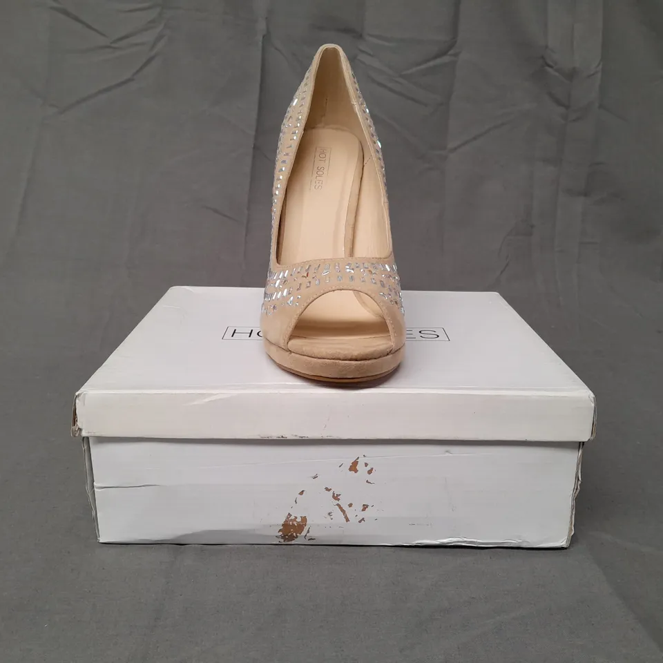 BOXED PAIR OF HOT SOLES OPEN TOE HIGH HEELED SHOES IN NATURAL W. JEWEL EFFECT SIZE 8