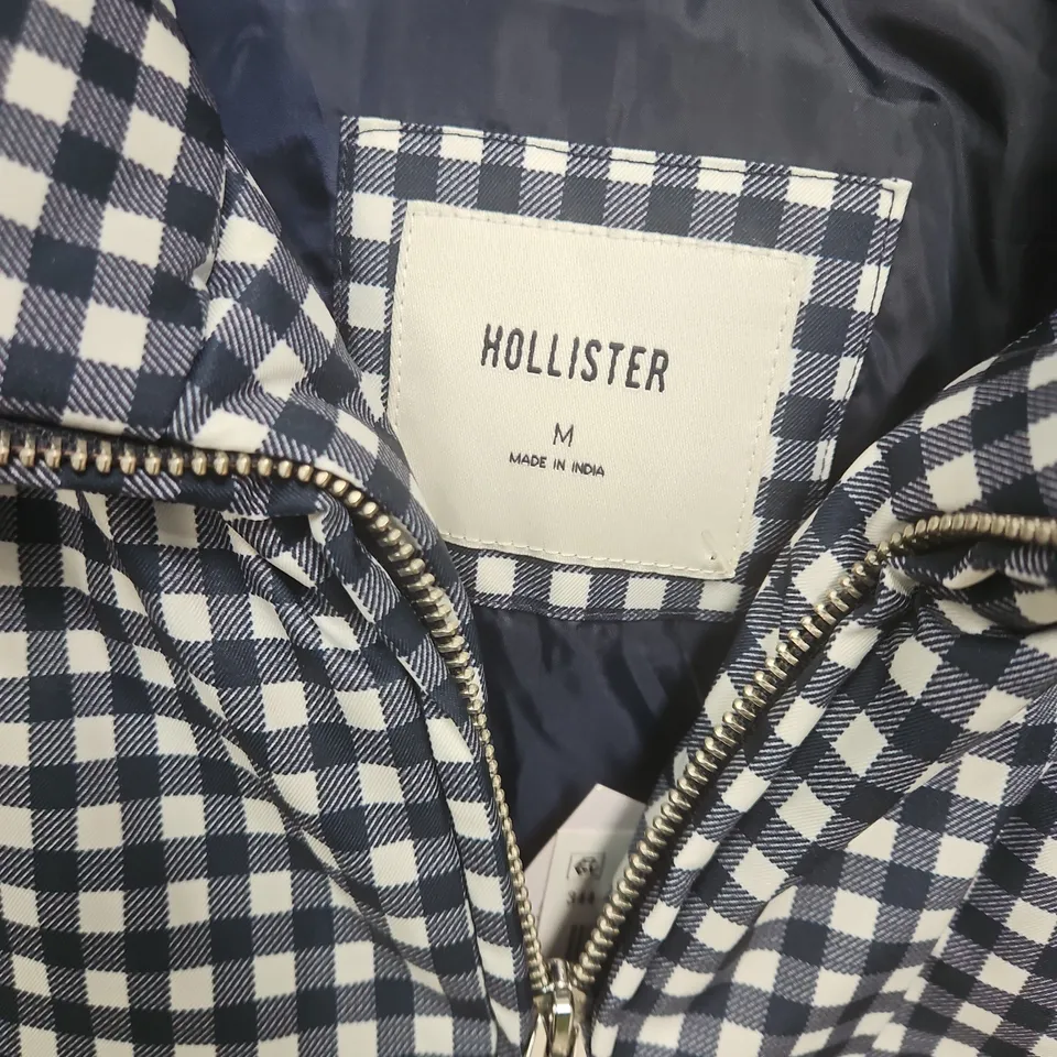 HOLLISTER CHECKERED ZIP-UP JACKET – SIZE M