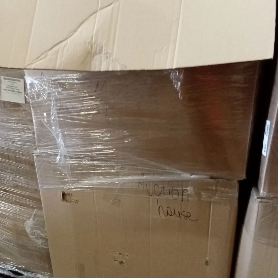 PALLET CONTAINING A LARGE QUANTITY OF BEDDING PRODUCTS