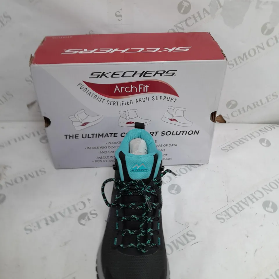 BOXED PAIR OF WOMENS SKETHCERS WORKWEAR BOOTS SIZE 3.5 