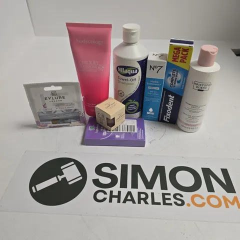 APPROXIMATELY 15 ASSORTED HEALTH & BEAUTY PRODUCTS TO INCLUDE BODYCOLOGY CHERRY BLOSSOM BODY CREAM, FIXODENT, NO7 DAY LOTION, ETC - COLLECTION ONLY