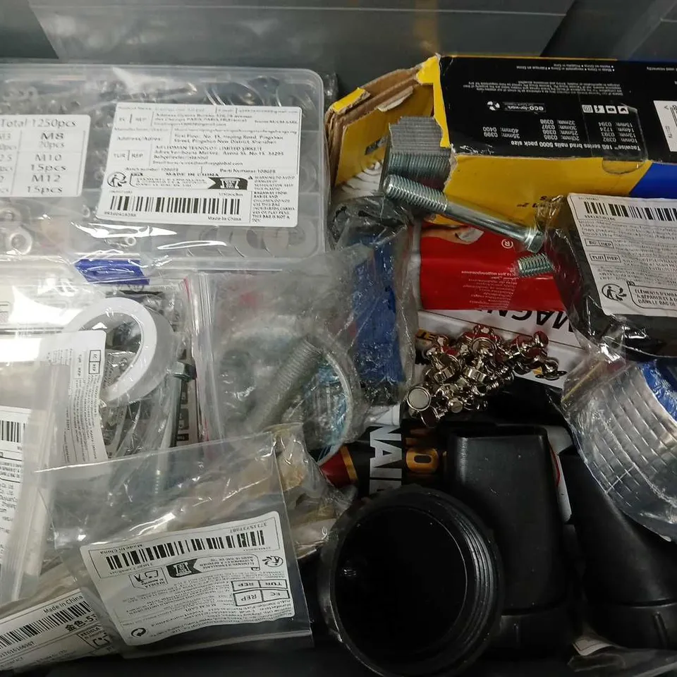 APPROXIMATELY 15 ASSORTED HOUSEHOLD ITEMS TO INCLUDE MAGNETIC KNIFE HOLDER, UNIBOND NO MORE NAILS, TACWISE BRAD NAILS, ETC