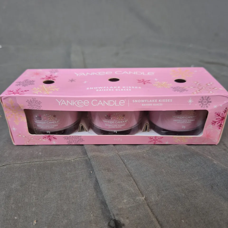 YANKEE CANDLE SNOWFLAKE KISSES SCENTED CANDLE TRIO 