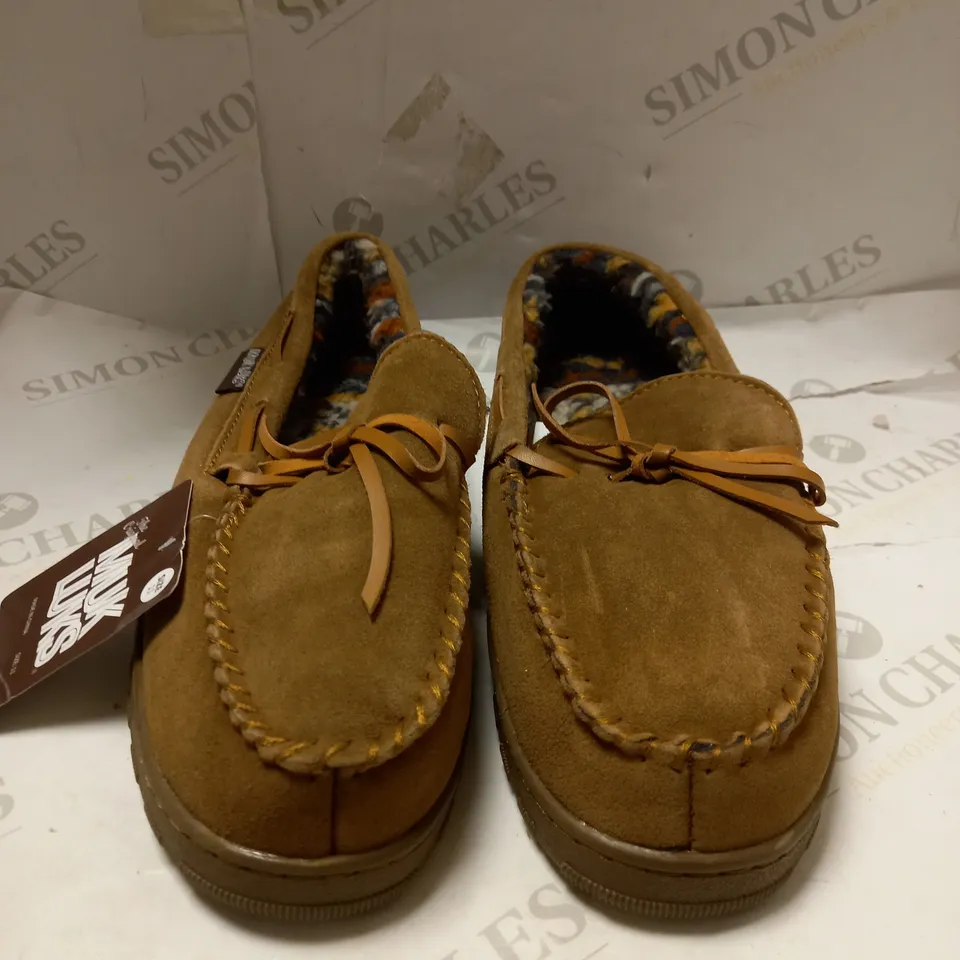 MUK LUKS MENS TAN SLIP ON SHOES - SIZE 10.5