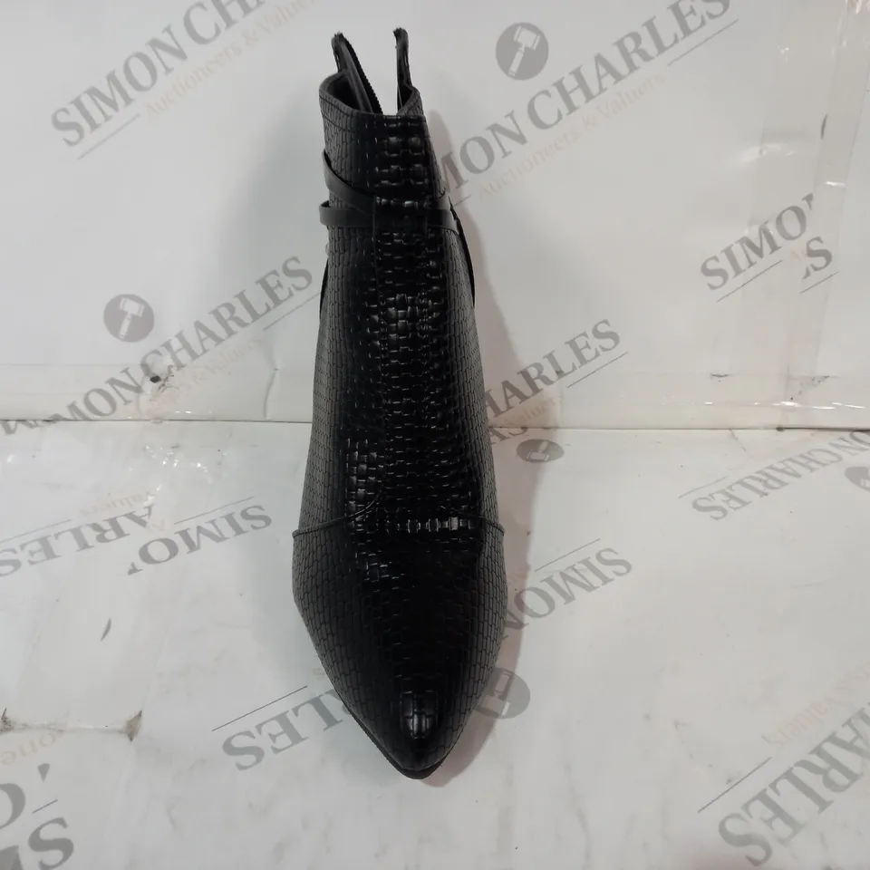 BOXED PAIR OF UNBRANDED POINTED TOE HEELED BOOTS IN BLACK EU SIZE 41