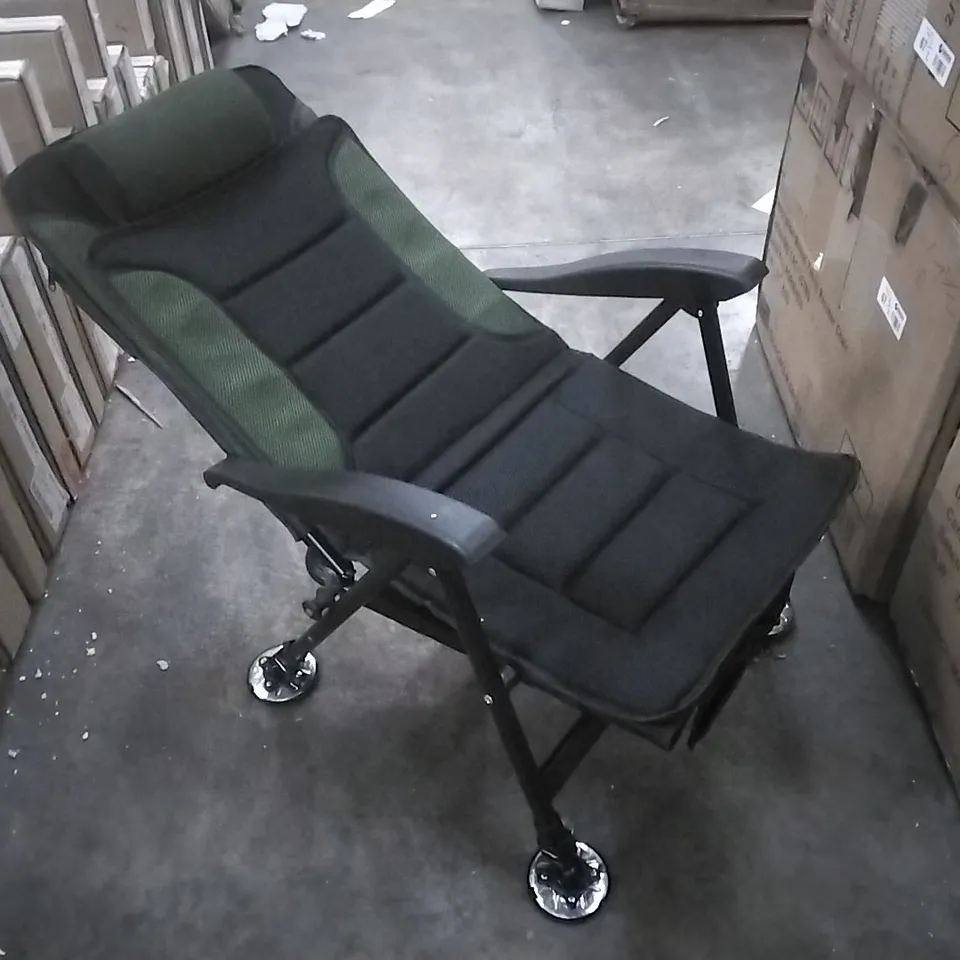 BOXED BLACK AND GREEN OUTDOOR LOUNGER/CHAIR