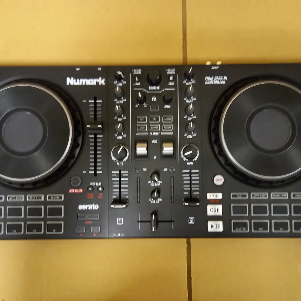 NUMARK MIXTRACK PLATINUM FX – DJ CONTROLLER FOR SERATO DJ
