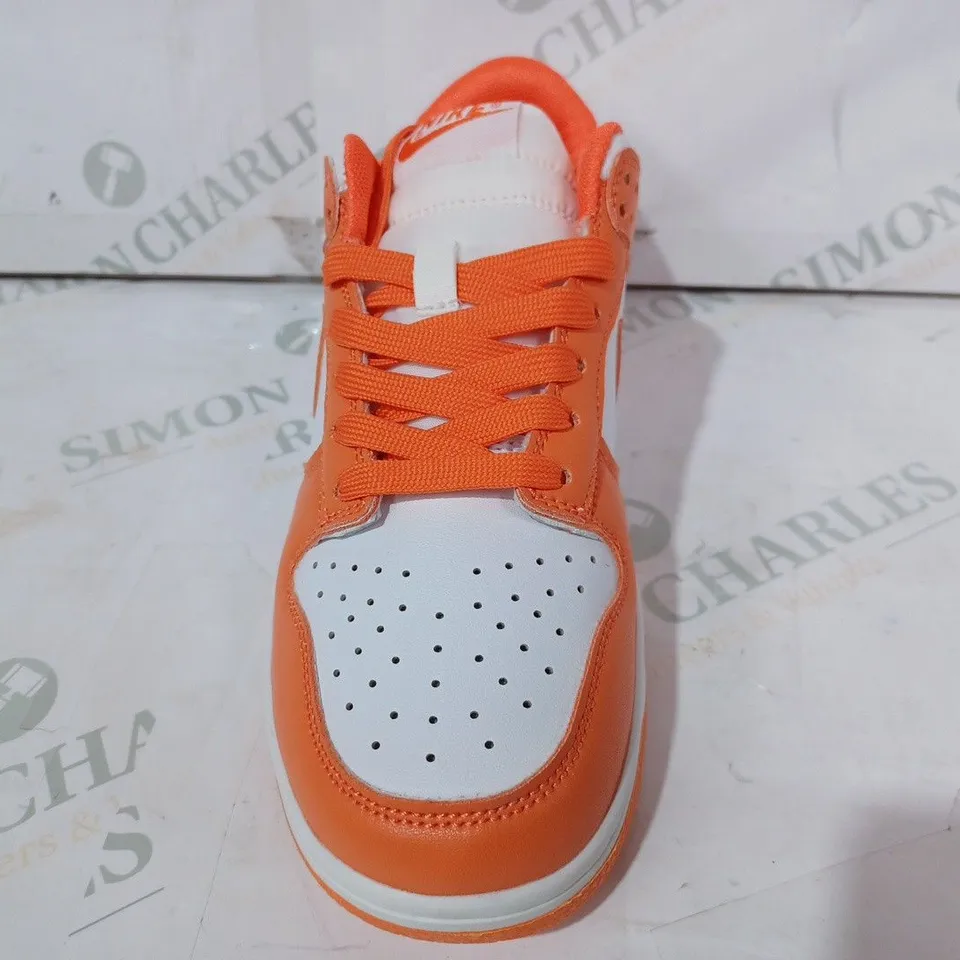 BOXED PAIR OF NIKE TRAINERS IN ORANGE/WHITE UK SIZE 4.5