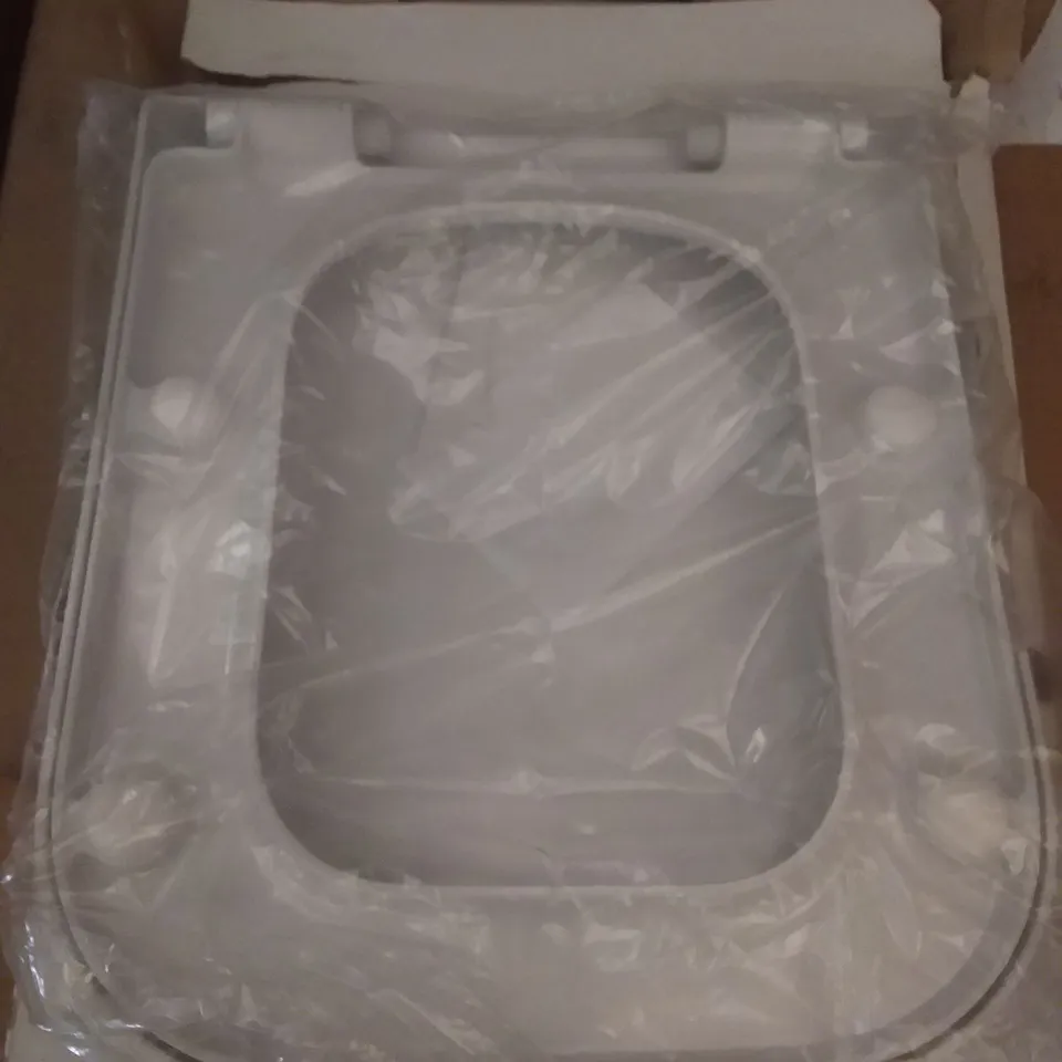 BOXED SOFT SQUARE WRAPOVER TOILET SEAT WHITE