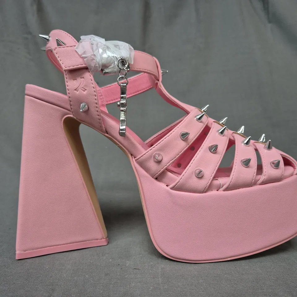 BOXED PAIR OF KOI ANGEL MIST PINK PLATFORM HEELS W. SPIKE STUDS UK SIZE 5