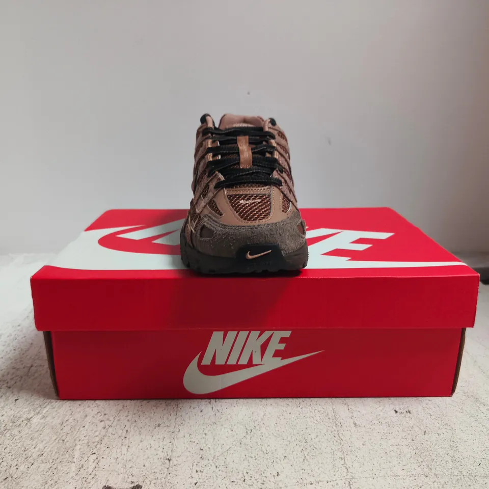 BOXED PAIR OF NIKE P-6000 SE TRAINERS IN CACAO SIZE UK 6.5