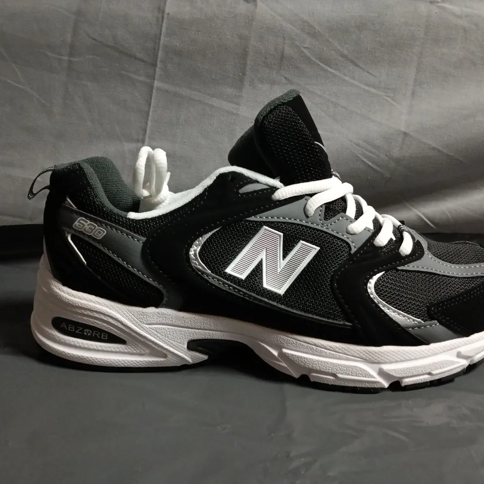 UNBOXED PAIR OF NEW BALANCE 530 SHOES –UK SIZE 7