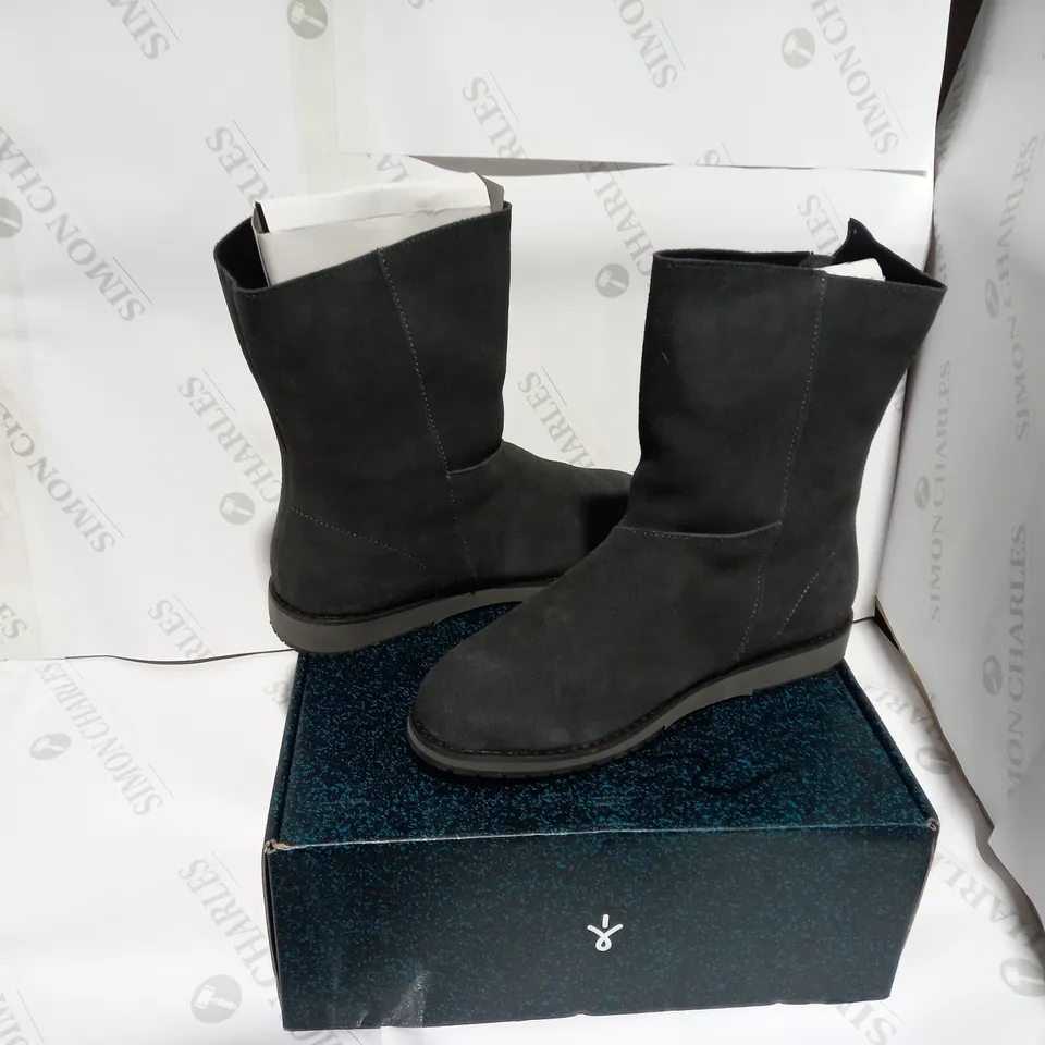 BOXED PAIR OF EMU BEACH BOOTS  - SIZE 7