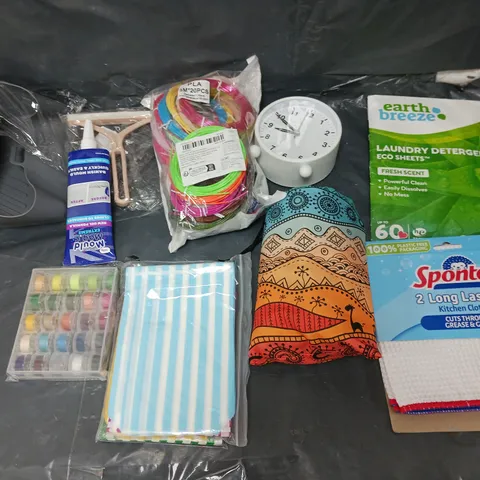 BOX OF APPROXIMATELY 8 ASSORTED ITEMS TO INCLUDE - KITCHEN CLOTHS, LAUNDRY SHEETS, AND CLOCK ETC. 