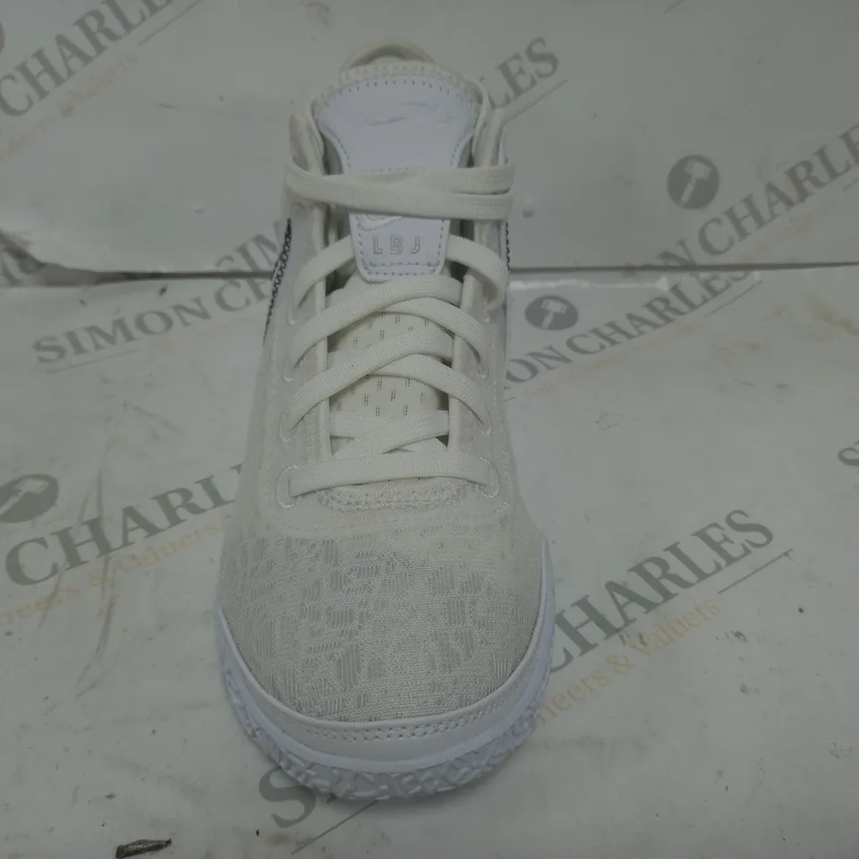 PAIR OF NIKE AIR ZOOM TRAINERS IN WHITE UK SIZE 5.5