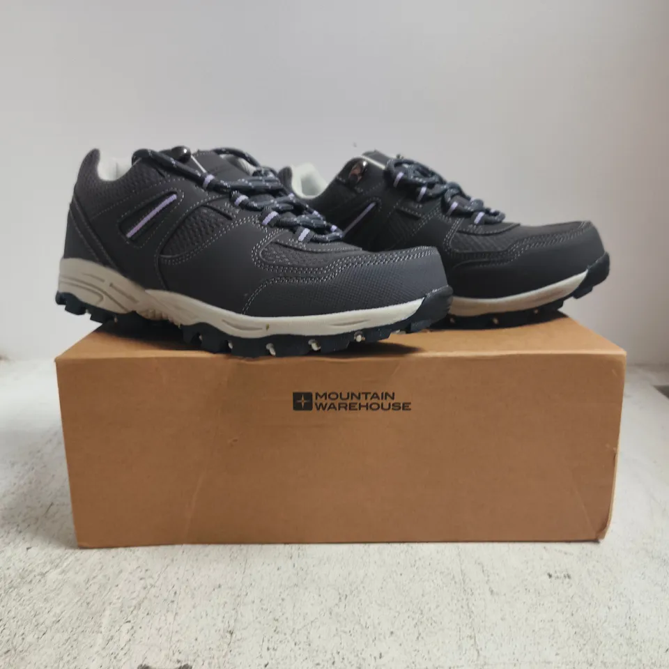 BOXED PAIR OF MOUNTAIN WAREHOUSE MCLEOD WOMENS WIDE FIT WALKING SHOES IN DARK GREY SIZE UK 7
