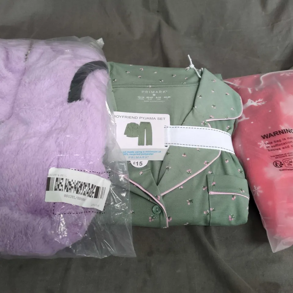 APPROXIMATELY 20 ASSORTED CLOTHING PRODUCTS IN VARIOUS STYLES & SIZES TO INCLUDE JUMPERS, T-SHIRTS, DRESSES ETC