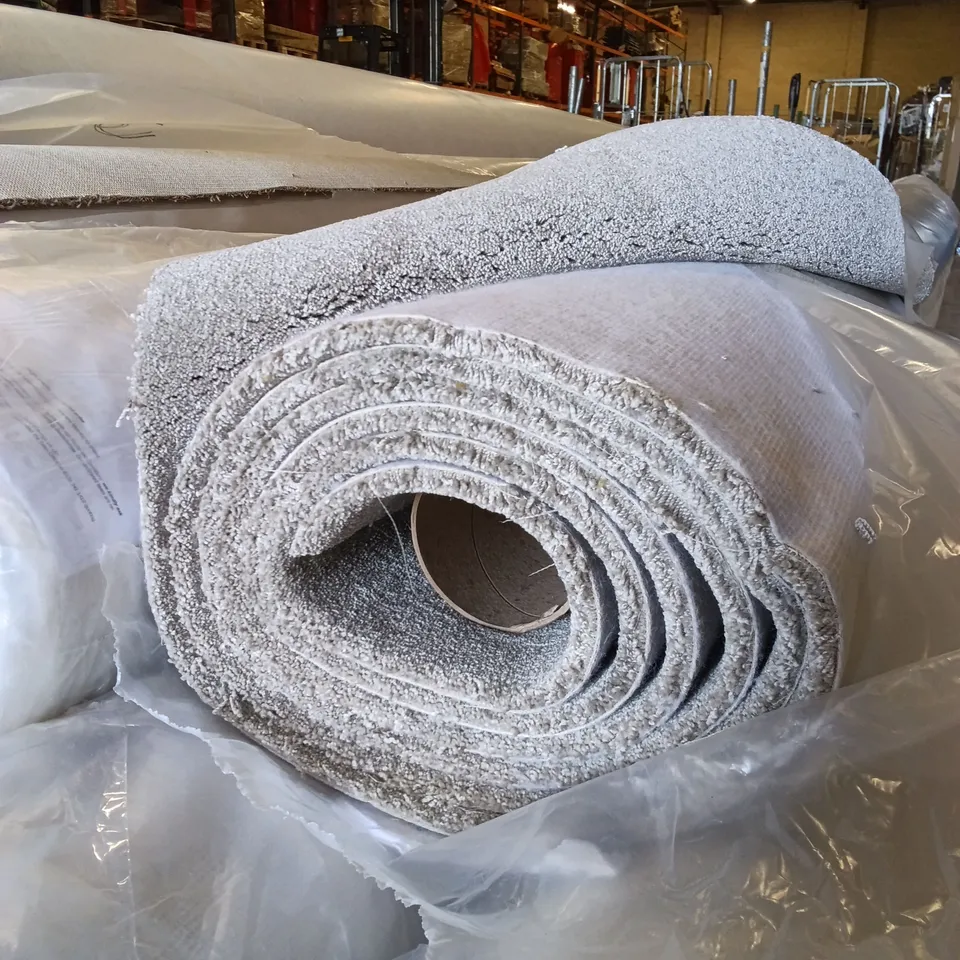 ROLL OF QUALITY ECLIPSE BEACH CAVE CARPET // APPROX SIZE: 4.0 X 5.2m