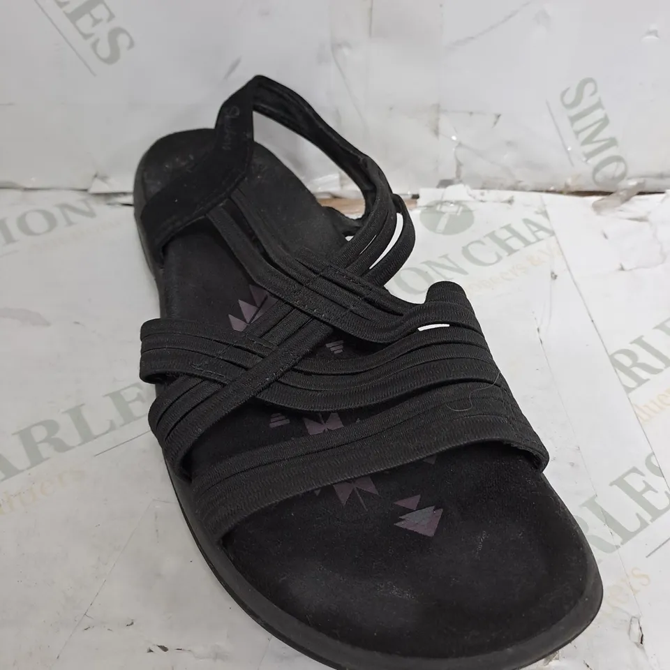 PAIR OF SKECHERS REGGAE SLIM SIMPLY STRETCH BLACK SANDALS - SIZE 4