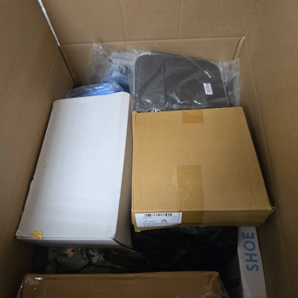 BOX OF APPROXIMATELY 10 ASSORTED ITEMS INCLUDING A SHOE RACK, DUVET COVER AND A TOILET CLEANER