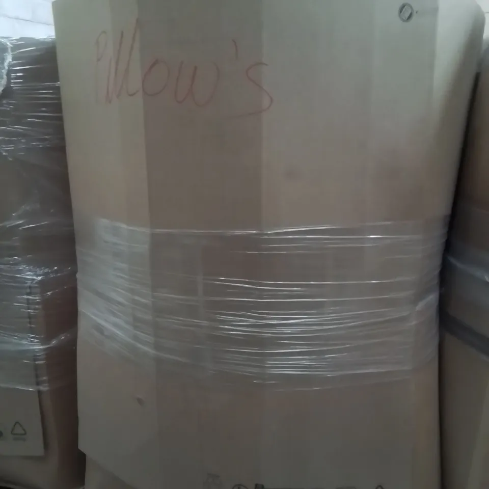 PALLET CONTAINING A LARGE QUANTITY OF PILLOWS
