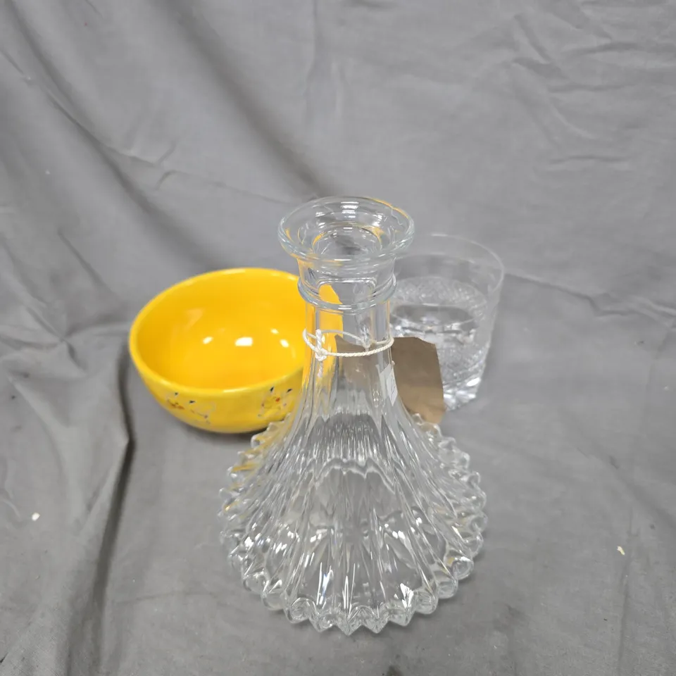 APPROXIMATELY 8 ASSORTED HOUSEHOLD PRODUCTS TO INCLUDE BOWLS, GLASS DECANTER ETC 