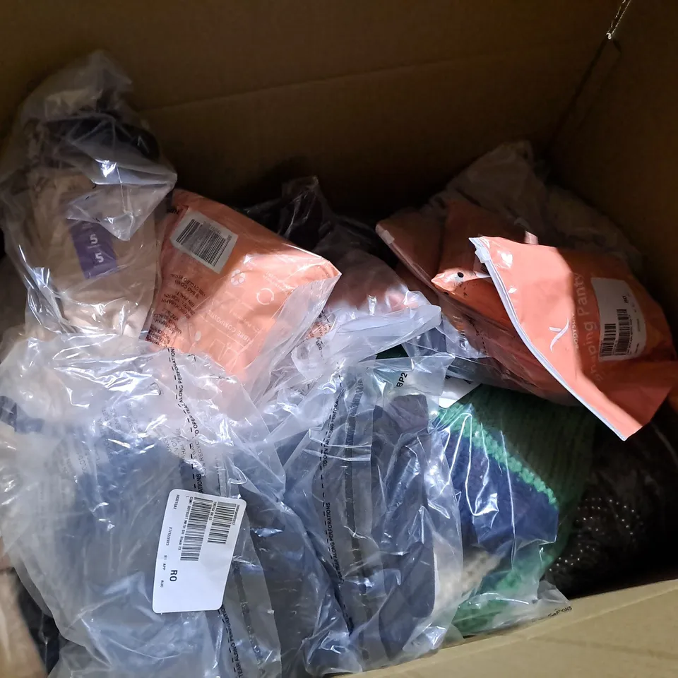 APPROXIMATELY 50 ASSORTED ITEMS OF WOMEN'S CLOTHING TO INCLUDE RUTH LANGSFORD TOP SIZE XL, NINA LEONARD SHIRT SIZE 4XL, KIM&CO DRESS SIZE 3XL 