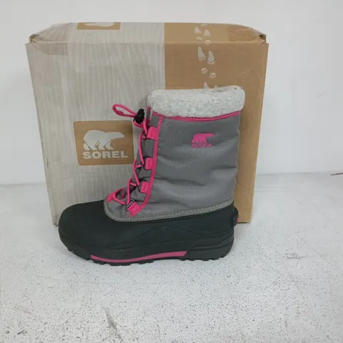 BOXED PAIR OF SOREL YOUTH CUMBERLAND 2 BOOTS IN LIGHT GREY/PINK - UK 5.5
