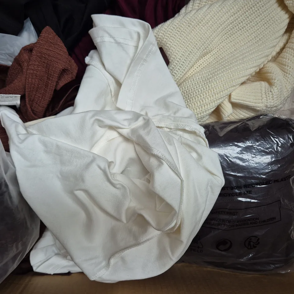 BOX OF APPROXIMATELY 25 ASSORTED CLOTHING AND FASHION PRODUCTS IN VARIOUS STYLES AND SIZES - COLLECTION ONLY