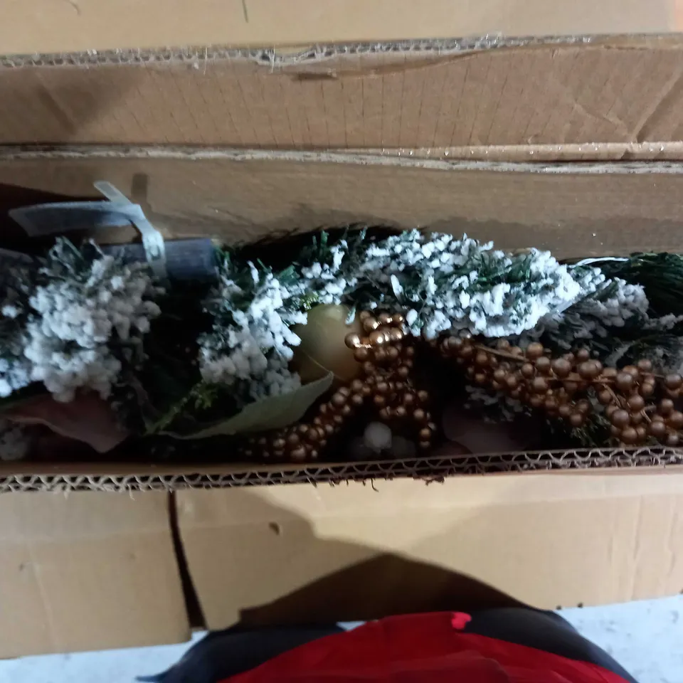FROSTED ROSE PRE-LIT TEARDROP CHRISTMAS WREATH RRP £25