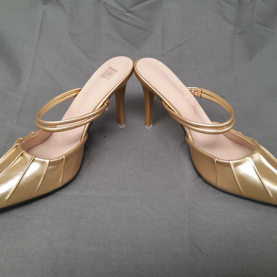 BOXED PAIR OF DESIGNER CLOSED TOE HEELED SHOES IN GOLD EU SIZE 42