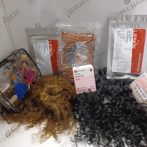 APPROXIMATELY 8 ASSORTED HAIR & COSMETICS ITEMS TO INCLUDE WIGS, SHEIN TRAVEL KIT, NIGHT PADS, ETC