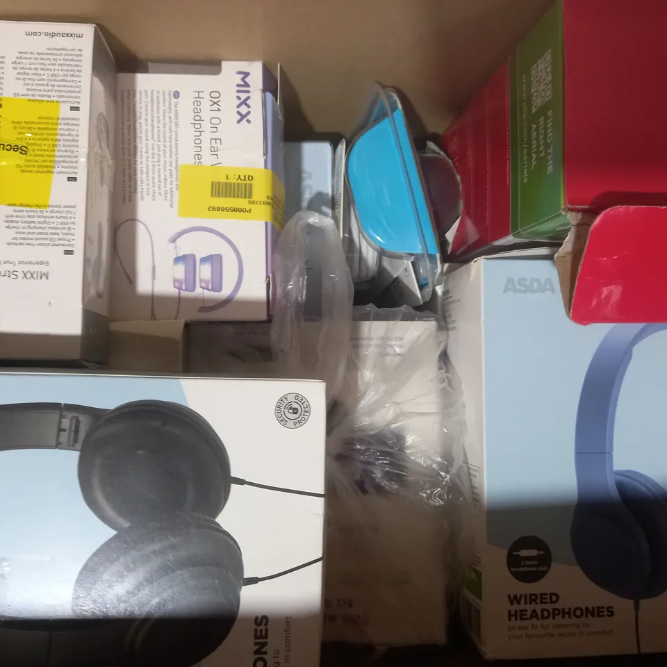 BOX OF APPROXIMATELY 15 ASSORTED ELECTRICAL ITEMS TO INCLUDE MIXX STREAMBUDS DOTS CHARGE, FIRE TV STICK LITE, MIXX STREAMBUDS SPORTS CHARGE, ETC