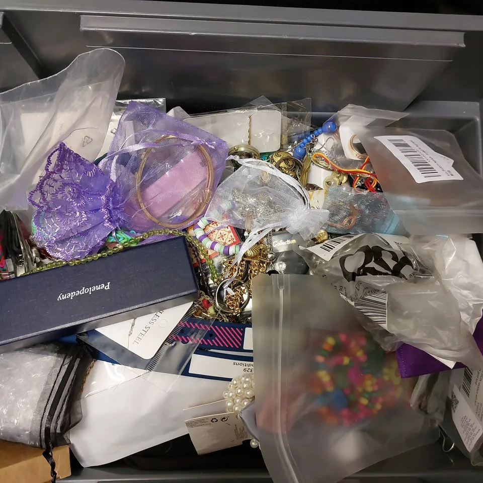 BOX OF APPROX 30 ITEMS TO INCLUDE WELLA COLOUR MASK, DESIGNER STYLE NECKLACE AND COSTUME JEWELLERY