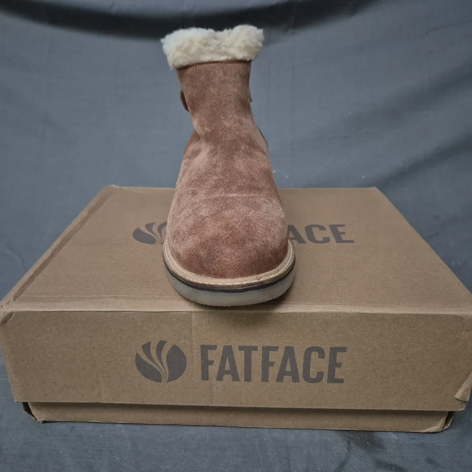 BOXED PAIR OF FAT FACE FAUX FUR LINED ANKLE BOOTS IN BROWN SIZE 7