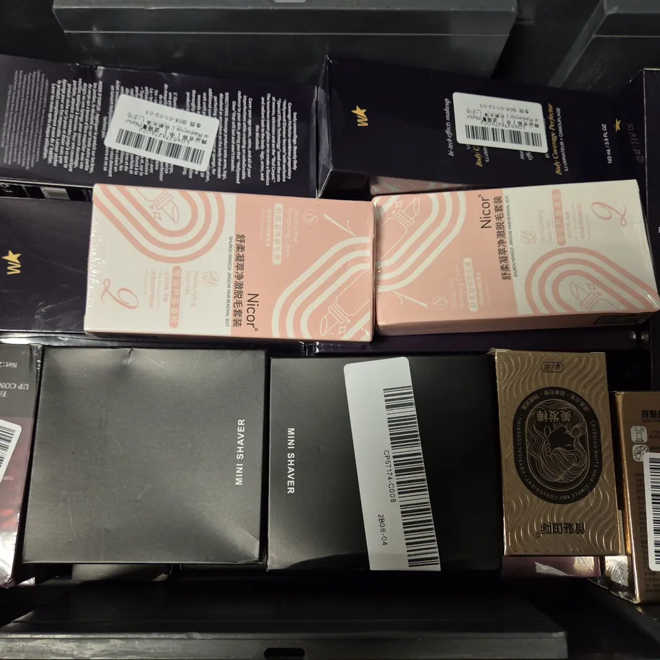 APPROXIMATELY 25 ASSORTED COSMETICS ITEMS TO INCLUDE MINI SHAVER, NICOR ALOE GEL, FACE MAKE UP CONCEALER, ETC