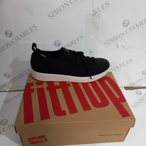 BOXED PAIR OF FITFLOP RALLY E01 MULTI-KNIT TRAINERS BLACK SIZE 7 
