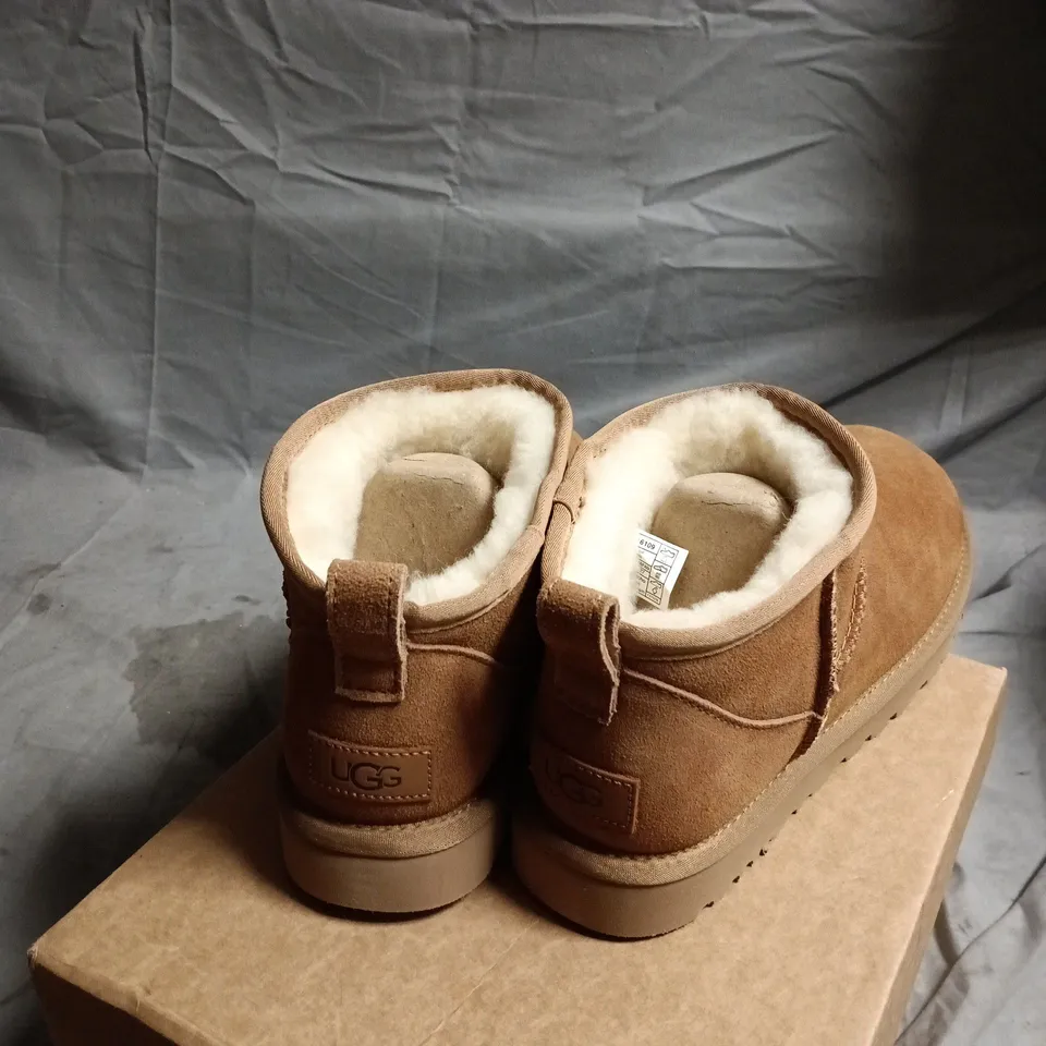 UK 8 UGG WOMEN'S BAILEY BUTTON II BOOTS – CHESTNUT