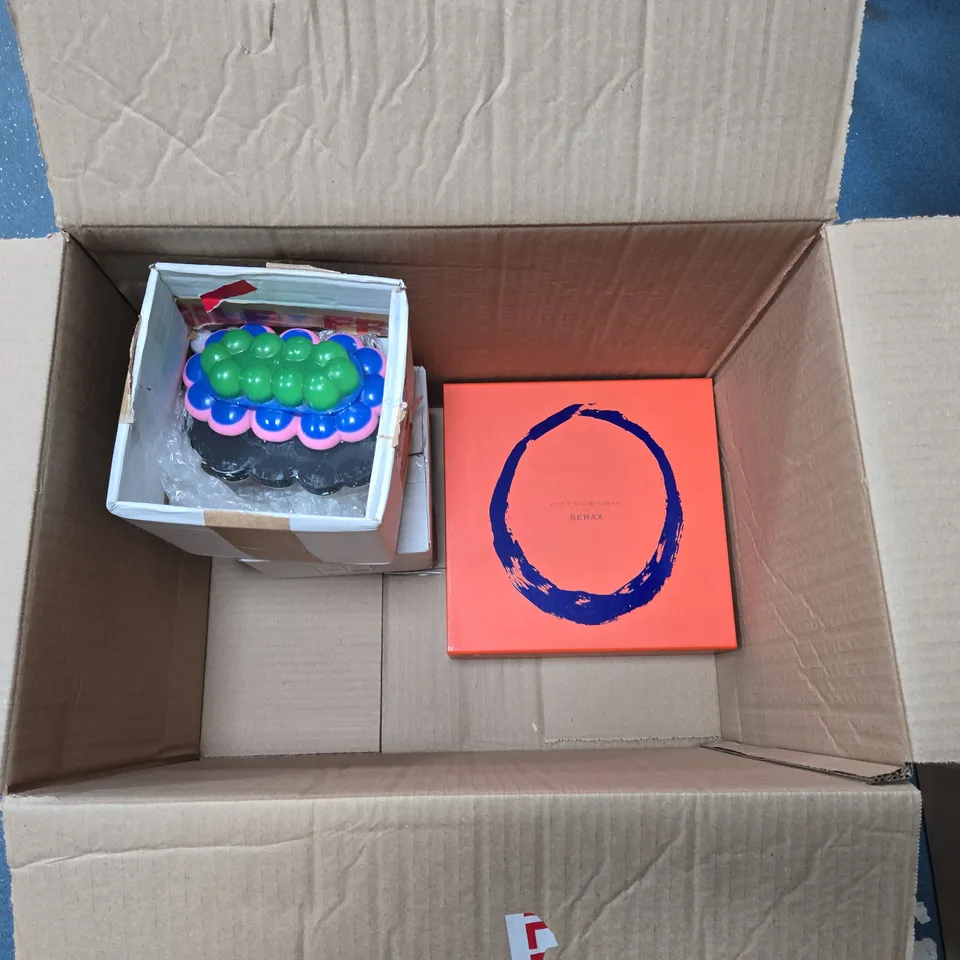 BOX OF APPROXIMATELY 5 HOUSEHOLD ITEMS TO INCLUDE CANDLE HOLDER, MUG AND BOWL