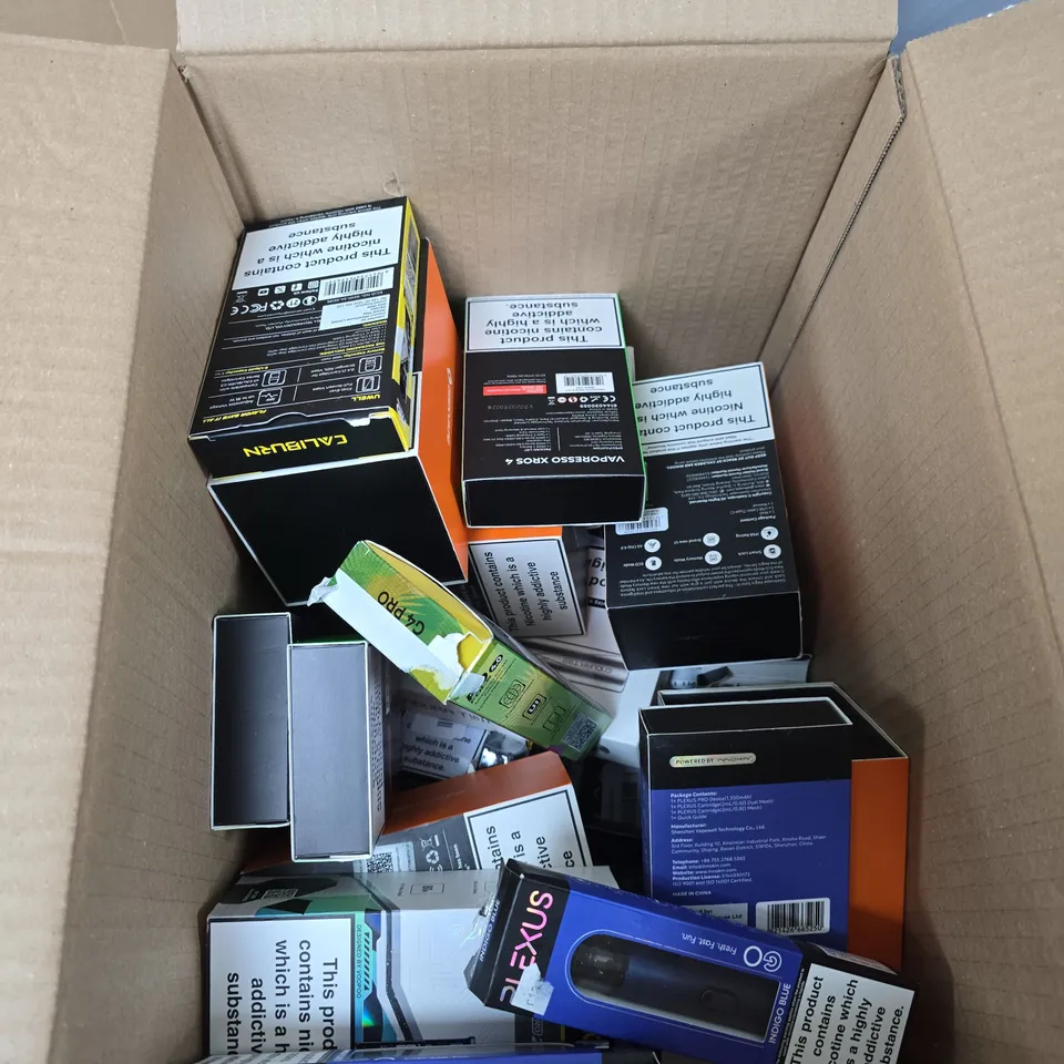 BOX OF APPROXIMATELY 30 ASSORTED E-CIGARETTES AND ACCOMPANIMENTS TO INCLUDE: VARIOUS VOOPOO ITEMS 