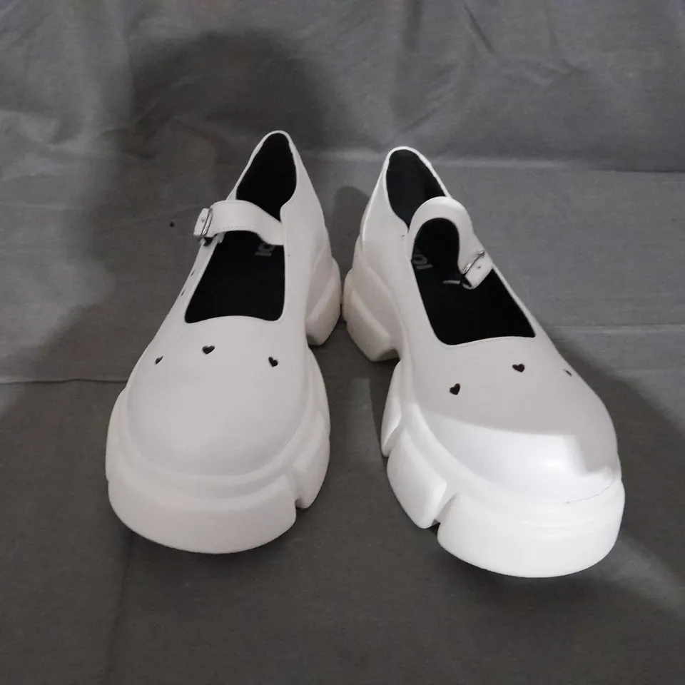 PAIR OF KOI MARY JANES IN WHITE SIZE 40EU