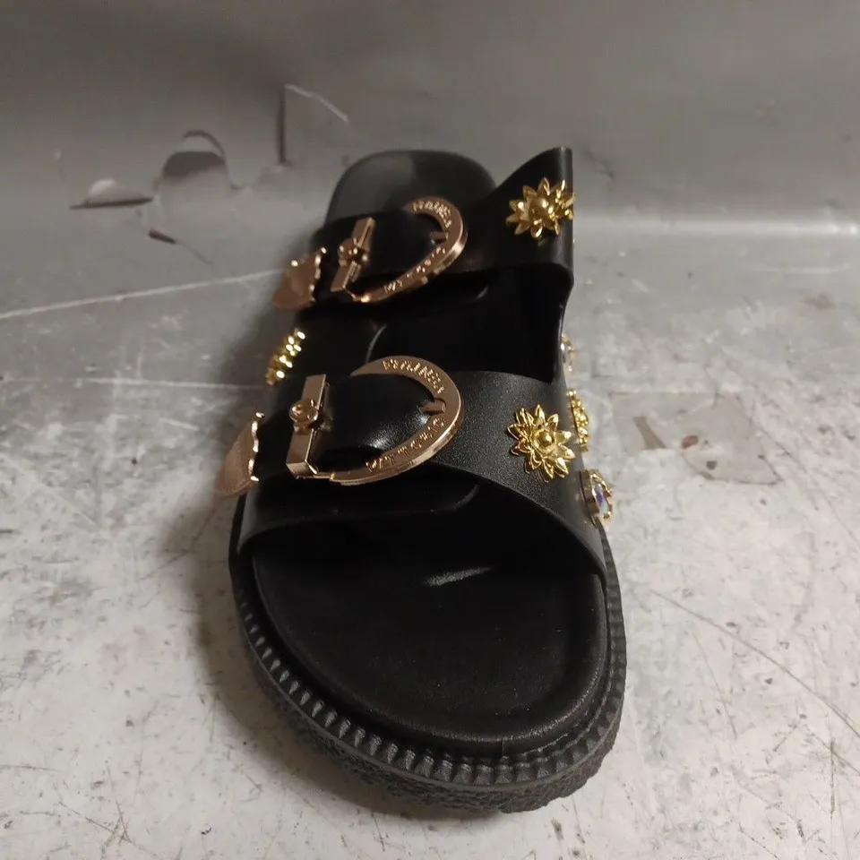 BOXED PAIR OF UNBRANDED SANDALS IN BLACK SIZE EU 43