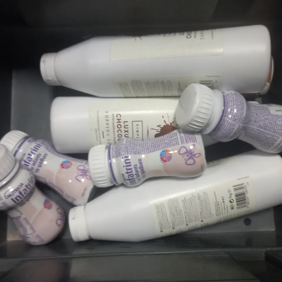 TOTE OF APPROX 8 ASSORTED FOOD ITEMS TO INCLUDE - CHICORY DRINK , OYSTER SAUCE , SIMPLY LUXURY CHOCOLATE TOPPING SAUCE ETC