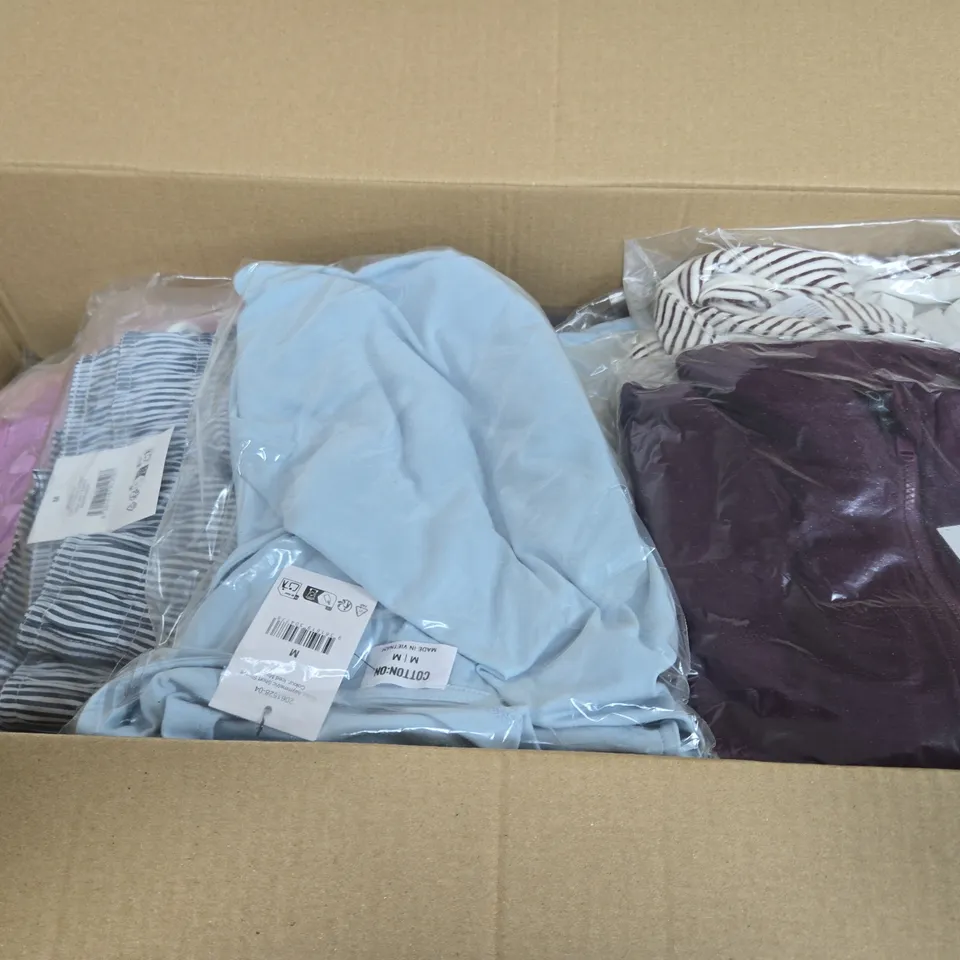 APPROXIMATELY 15 ASSORTED CLOTHING ITEMS IN VARIOUS SIZES, COLOURS & STYLES