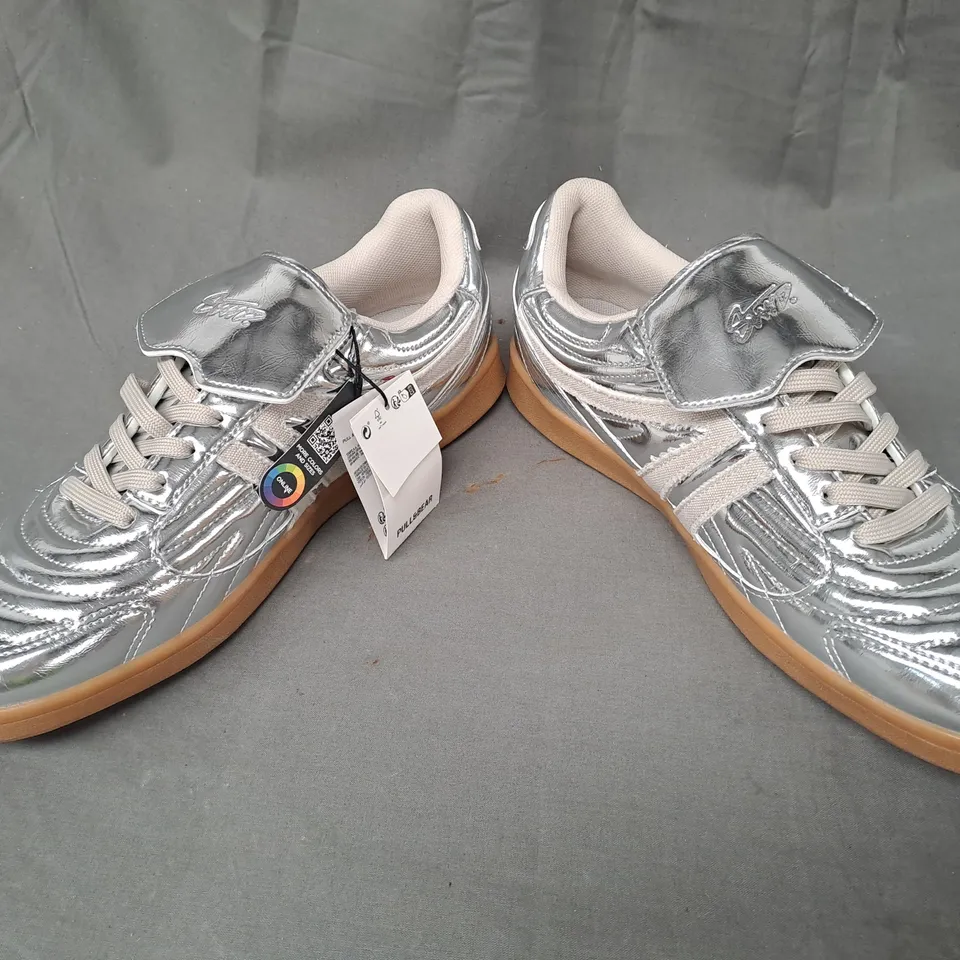 PAIR OF PULL & BEAR TRAINERS IN METALLIC SILVER UK SIZE 10