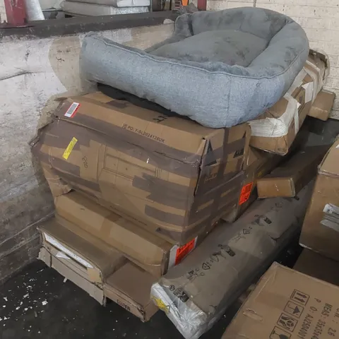 PALLET CONTAINING A LARGE ASSORTMENT OF FURNITURE PARTS/CONSUMER PRODUCTS ECT
