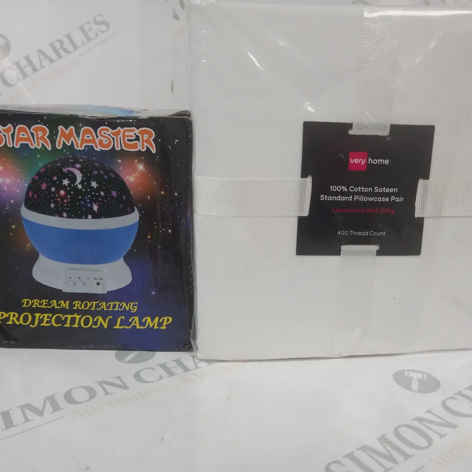 BOX OF APPROXIMATELY 20 ASSORTED HOUSEHOLD ITEMS TO INCLUDE COTTON SATEEN STANDARD PILLOWCASE PAIR, DREAM ROTATING PROJECTION LAMP, ETC