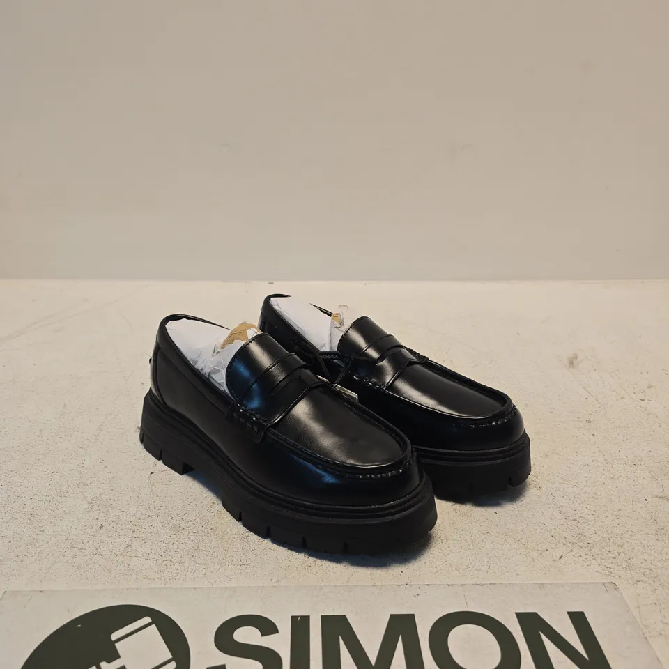 BERSHKA BLACK LEATHER LOAFERS – UK 6.5 (EU 39) – MEN’S/UNISEX